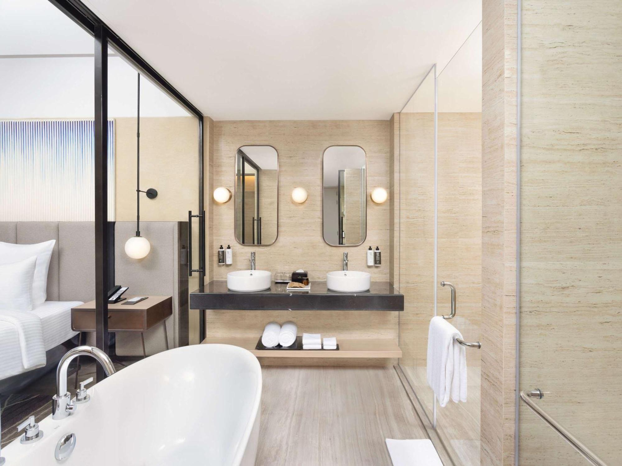 Novotel New Delhi City Centre Экстерьер фото