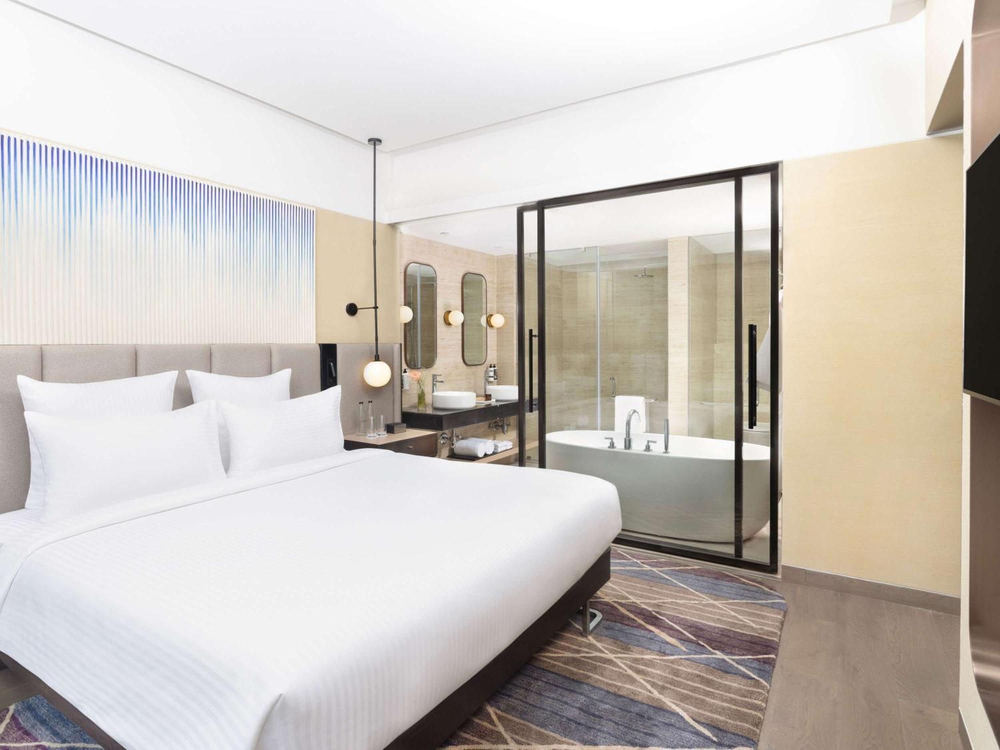 Novotel New Delhi City Centre Экстерьер фото