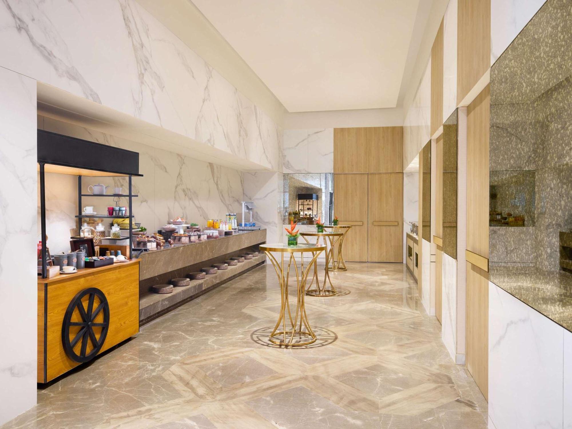 Novotel New Delhi City Centre Экстерьер фото