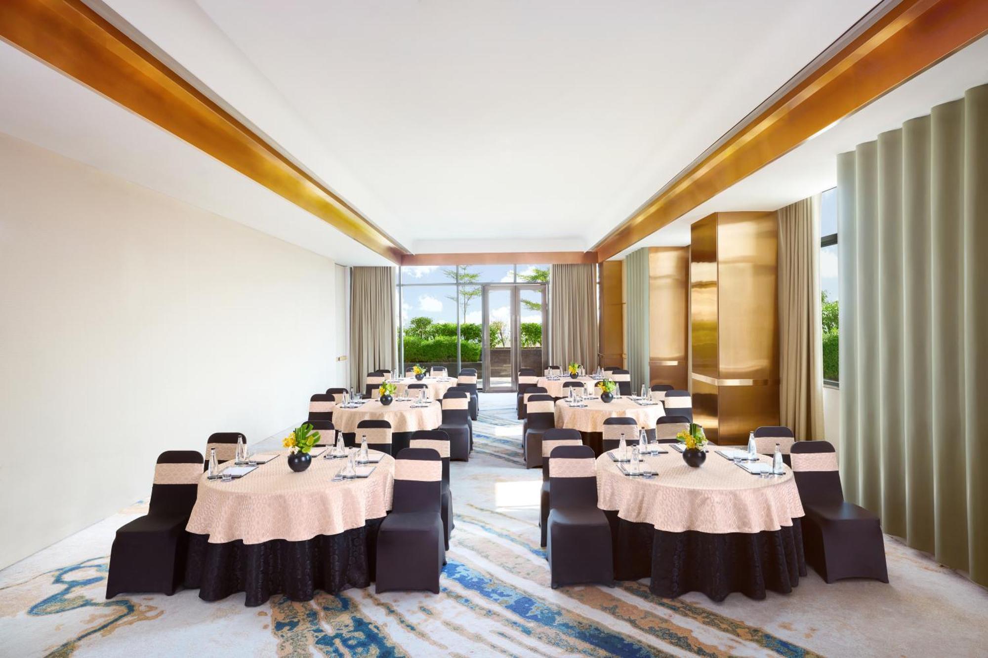 Novotel New Delhi City Centre Экстерьер фото