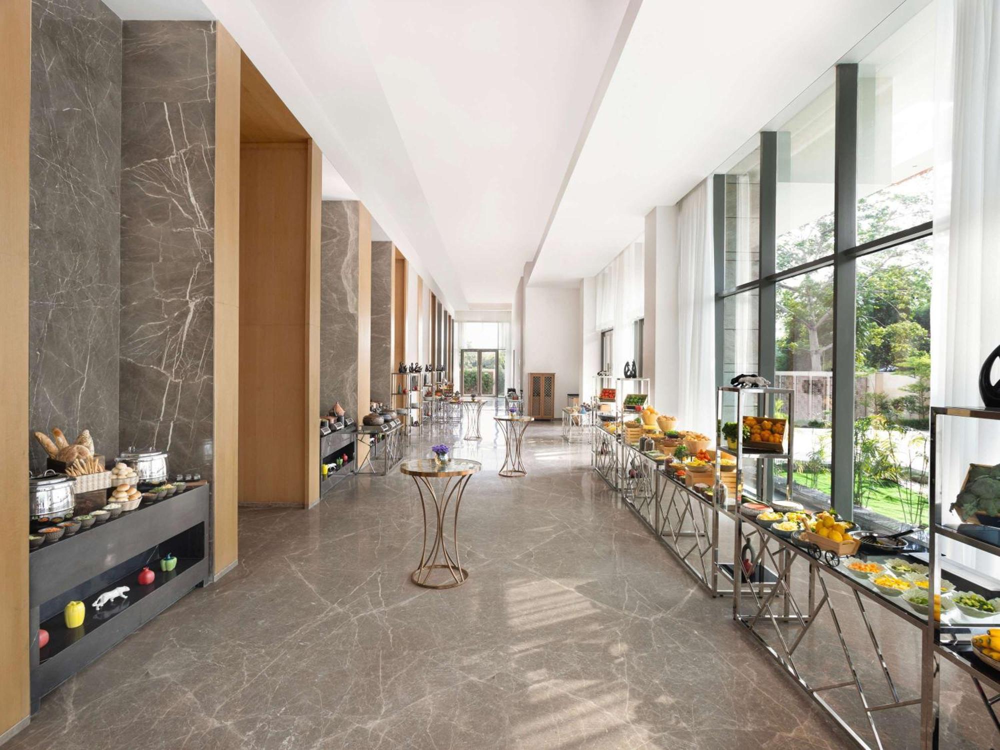 Novotel New Delhi City Centre Экстерьер фото