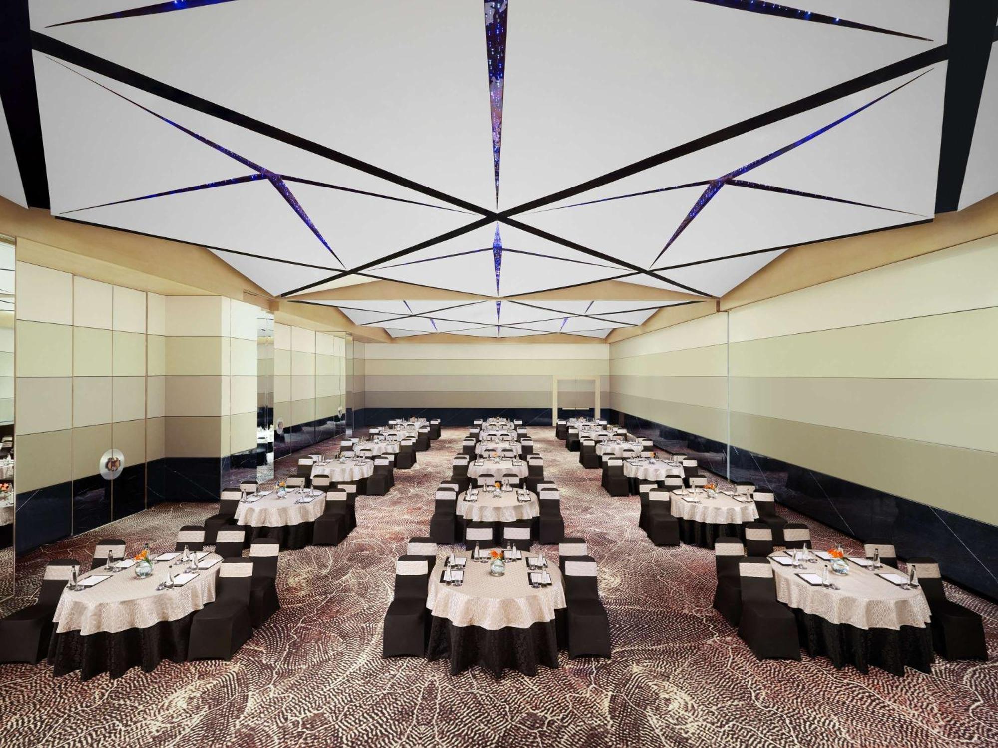 Novotel New Delhi City Centre Экстерьер фото